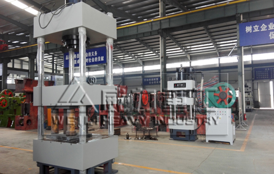 河北滄州定制315噸三梁四柱液壓機