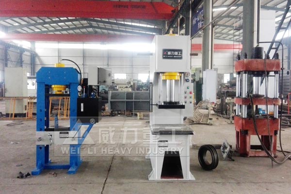 100噸單臂液壓機車間圖片