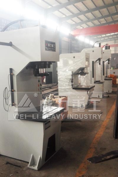 100噸單柱液壓機車間實物圖