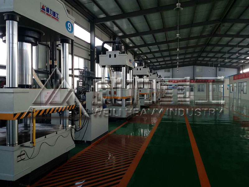 液壓機車間現(xiàn)貨供應圖