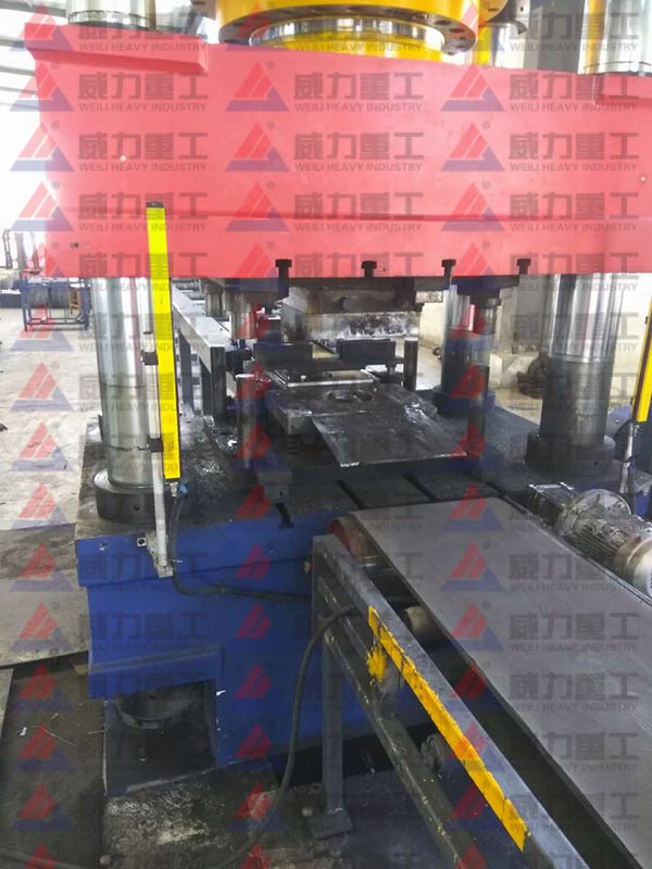 液壓機在壓制生產錨桿托盤