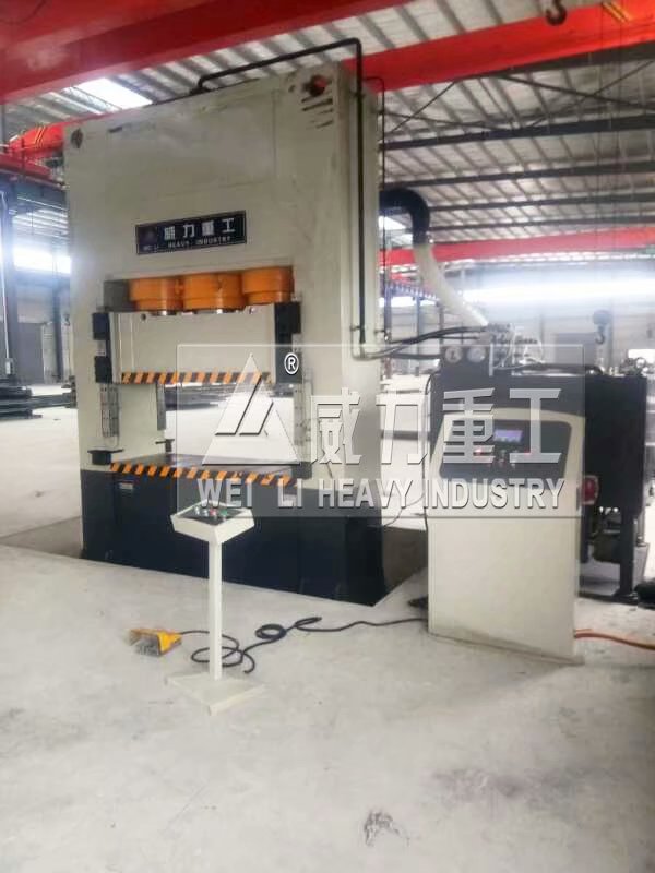 1000噸框架式拉伸液壓機客戶使用現場1