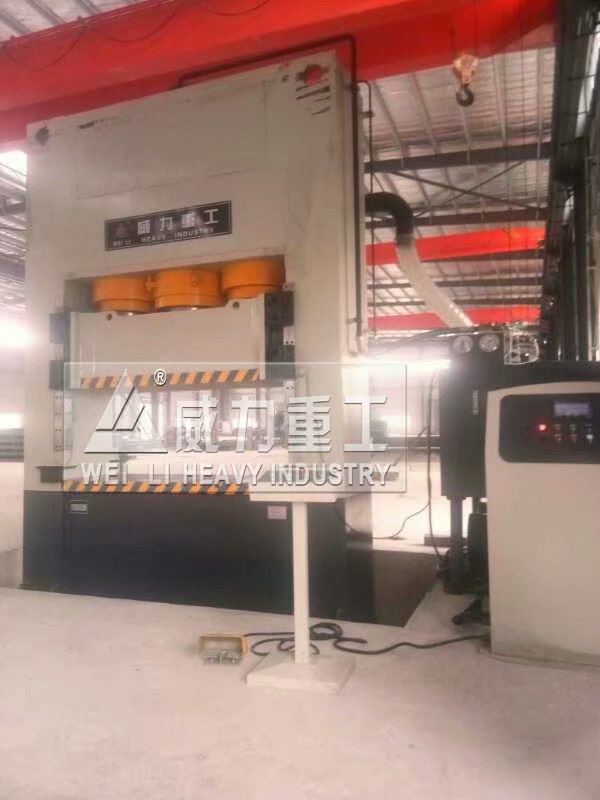 1000噸框架式拉伸液壓機客戶使用現場2