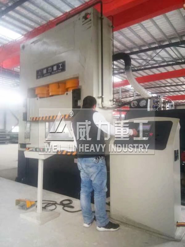 1000噸框架式拉伸液壓機客戶使用現場3