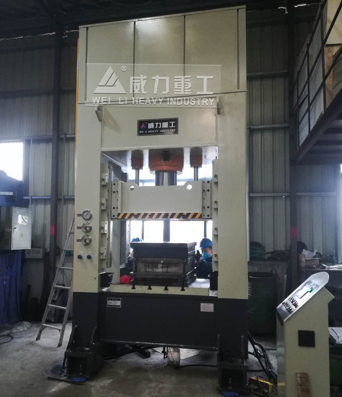 200噸框架式液壓機客戶現場展示