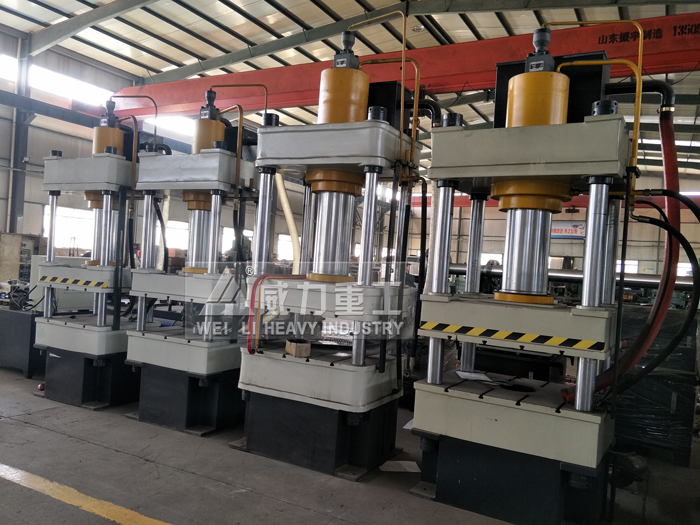 四柱液壓機(jī)實景3