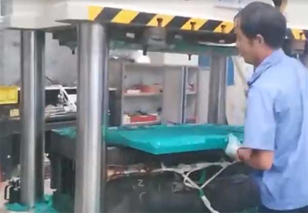 315噸四柱液壓機復合材料漏糞板成型液壓機使用現場