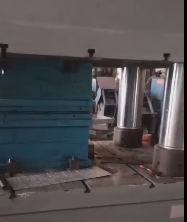 客戶使用液壓機沖壓加工地溝蓋板現場