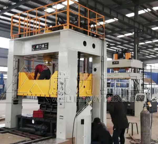 1500噸框架式液壓機(jī)加工現(xiàn)場