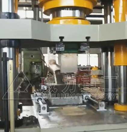 陶瓷粉末成型液壓機加工現場