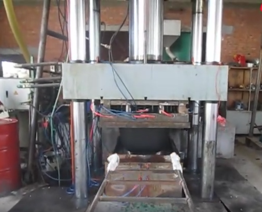 塑料模殼壓制成型現場