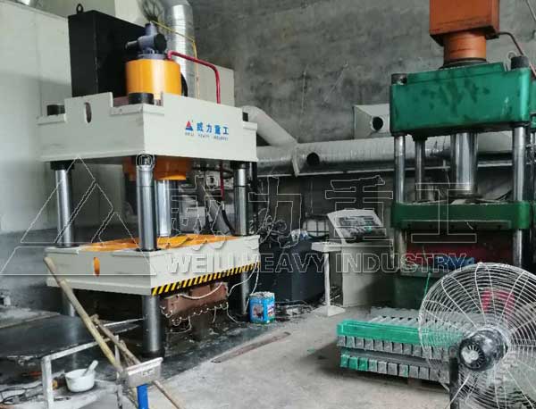 500噸復(fù)合電纜溝蓋板成型液壓機(jī)