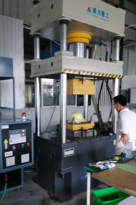 客戶模壓玻璃鋼頭盔使用現場