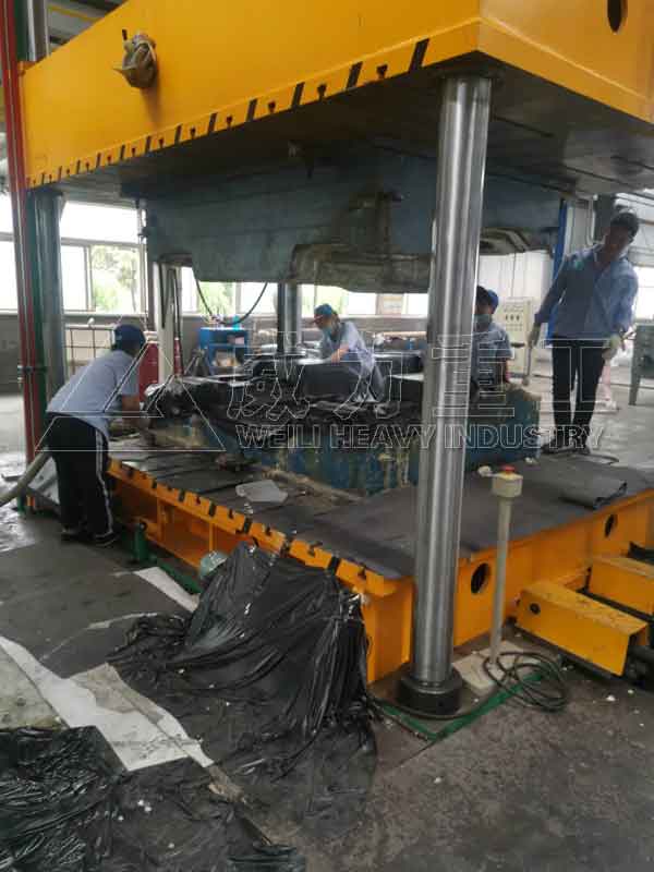 汽車內飾腳墊模壓加工現(xiàn)場