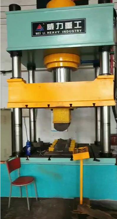 500噸四柱液壓機客戶使用現(xiàn)場