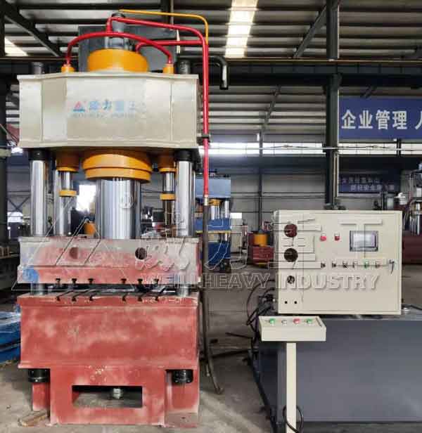 豬用漏糞板液壓機生產(chǎn)中