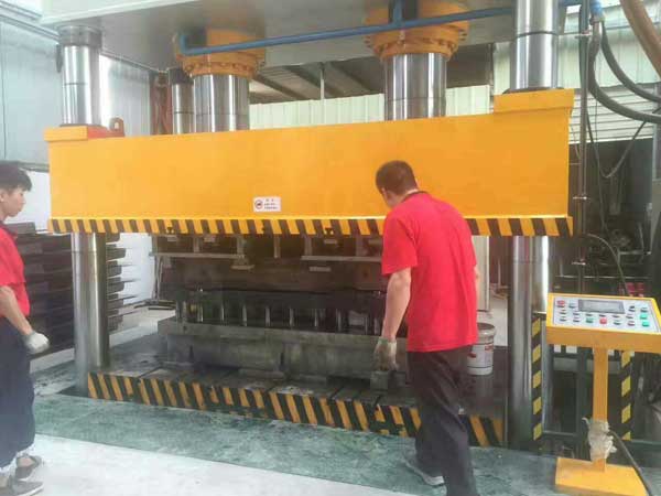 玻璃鋼汽車導流罩模壓加工現場