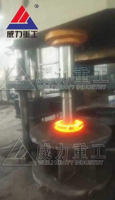 熱鍛法蘭加工現場