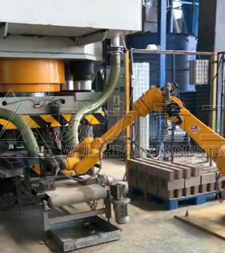 壓磚液壓機自動化生產(chǎn)加工現(xiàn)場