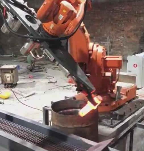 機械手取件完成自動化加工生產