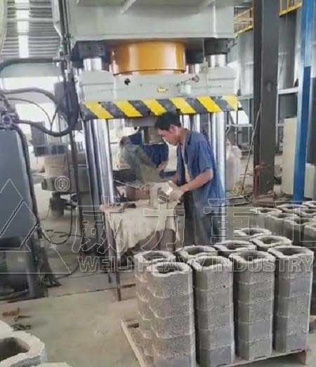 1500噸鎂碳磚成型液壓機(jī)