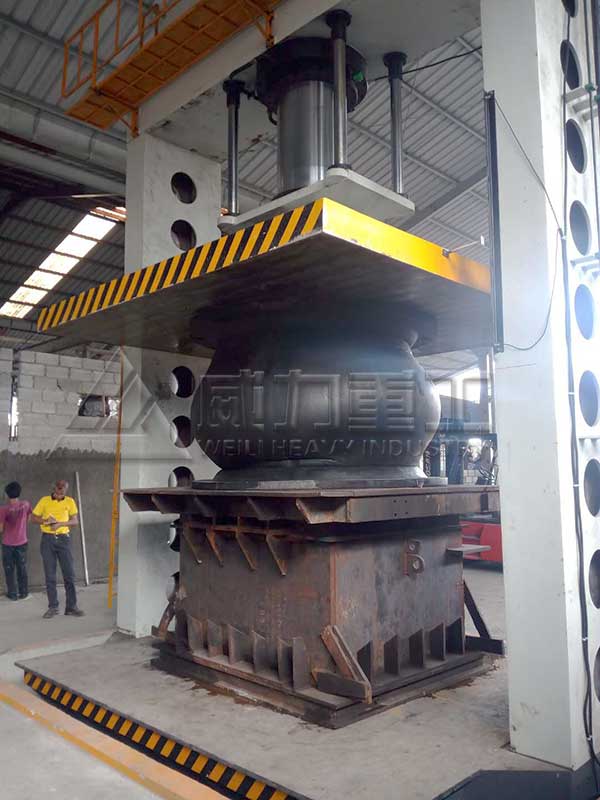 1000噸龍門液壓機使用現(xiàn)場