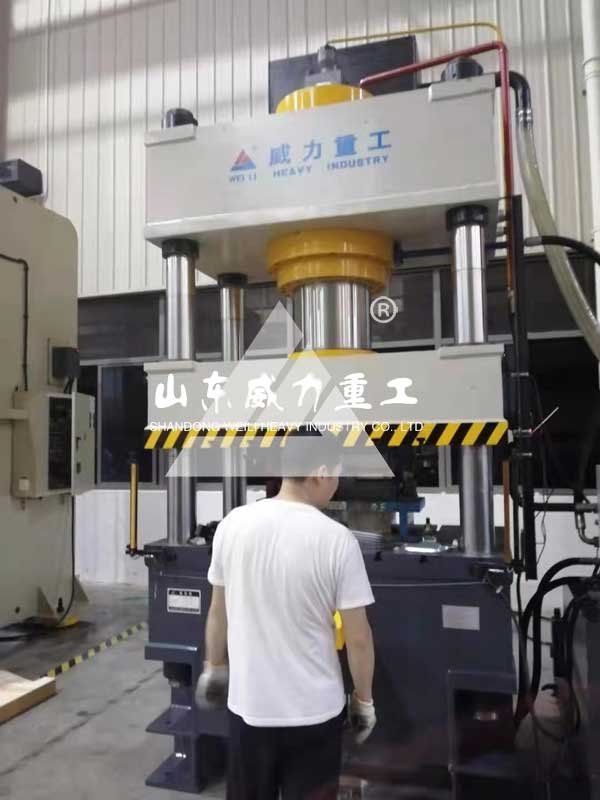 800噸汽車發(fā)動(dòng)機(jī)罩模壓液壓機(jī)