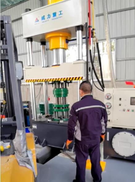 315噸四柱液壓機(jī)使用現(xiàn)場(chǎng)