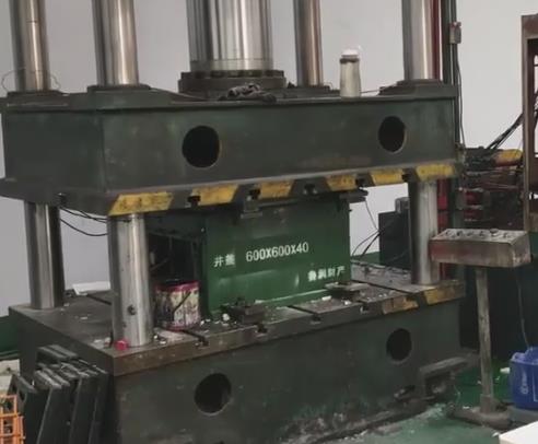 復合樹脂井蓋模壓過程