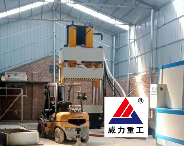 630噸蛭石板液壓機使用現場