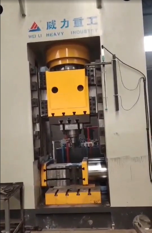 800噸鏈軌軸套三向鍛造液壓機(jī)客戶使用現(xiàn)場(chǎng)