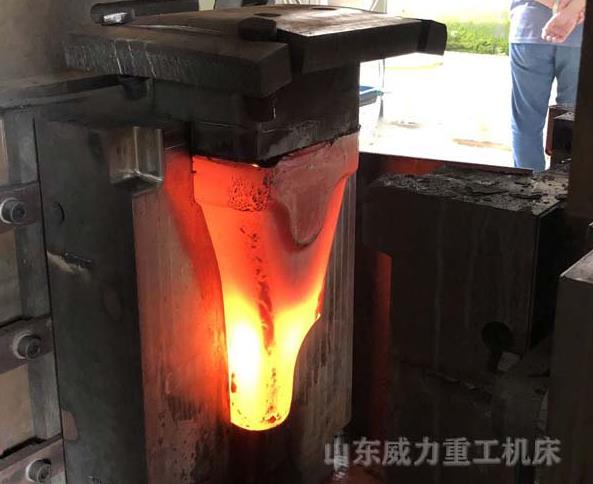 斗齒鍛造加工現場